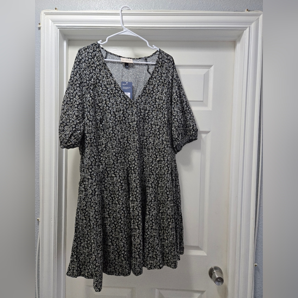 Universal Thread Black and White Puff Sleeve V-Neck Mini Dress